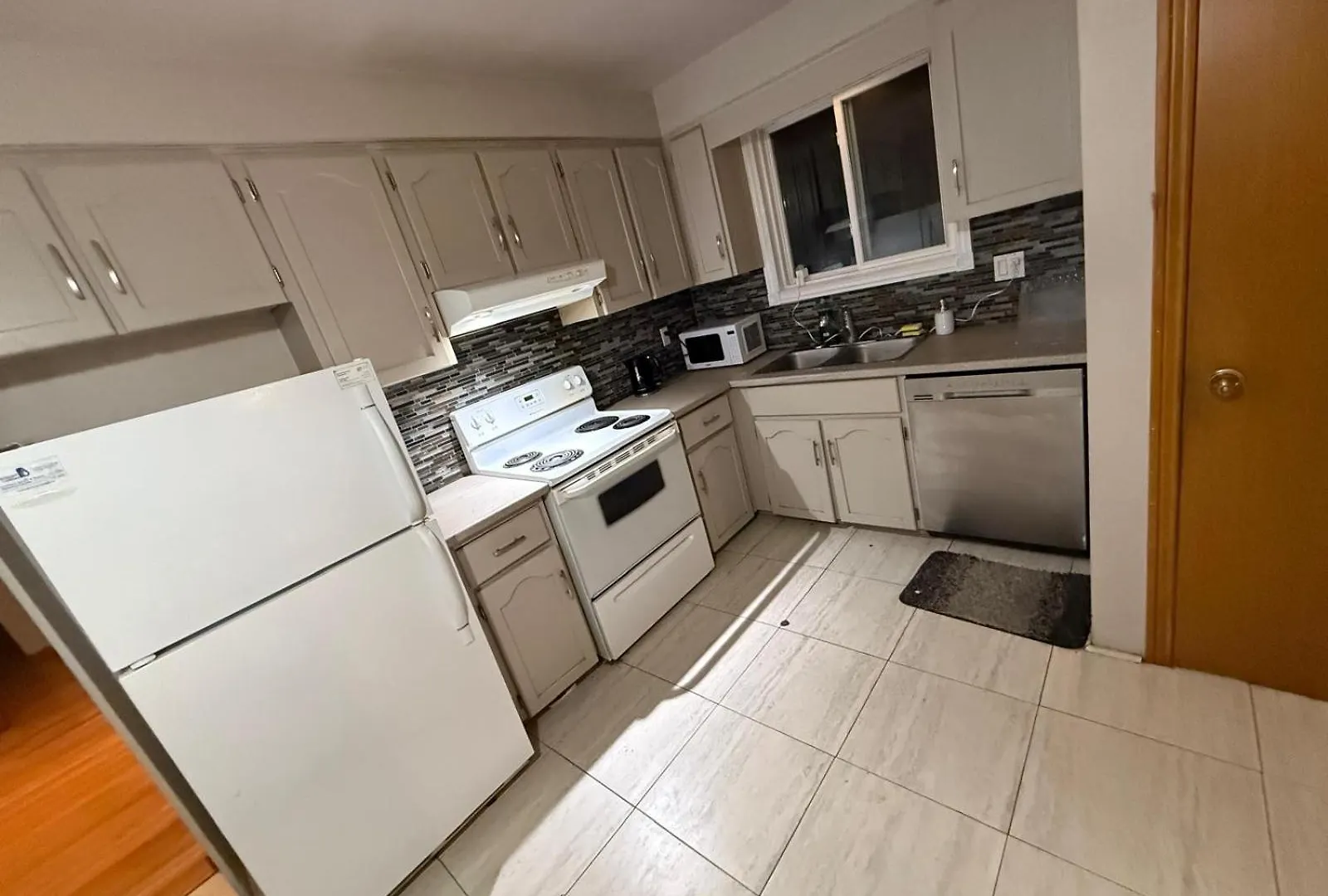 Homestay Affordable Family Room For 4 People-24Hrs Checkin-Next To Downtown,Airport Kitchener Canada