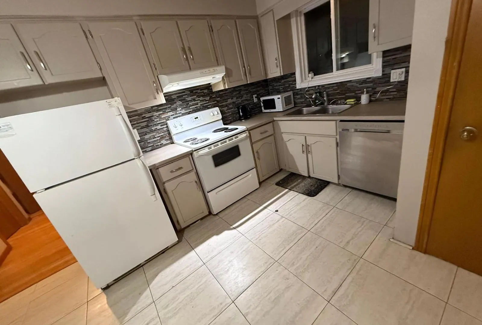 Homestay Affordable Family Room For 4 People-24Hrs Checkin-Next To Downtown,Airport Kitchener